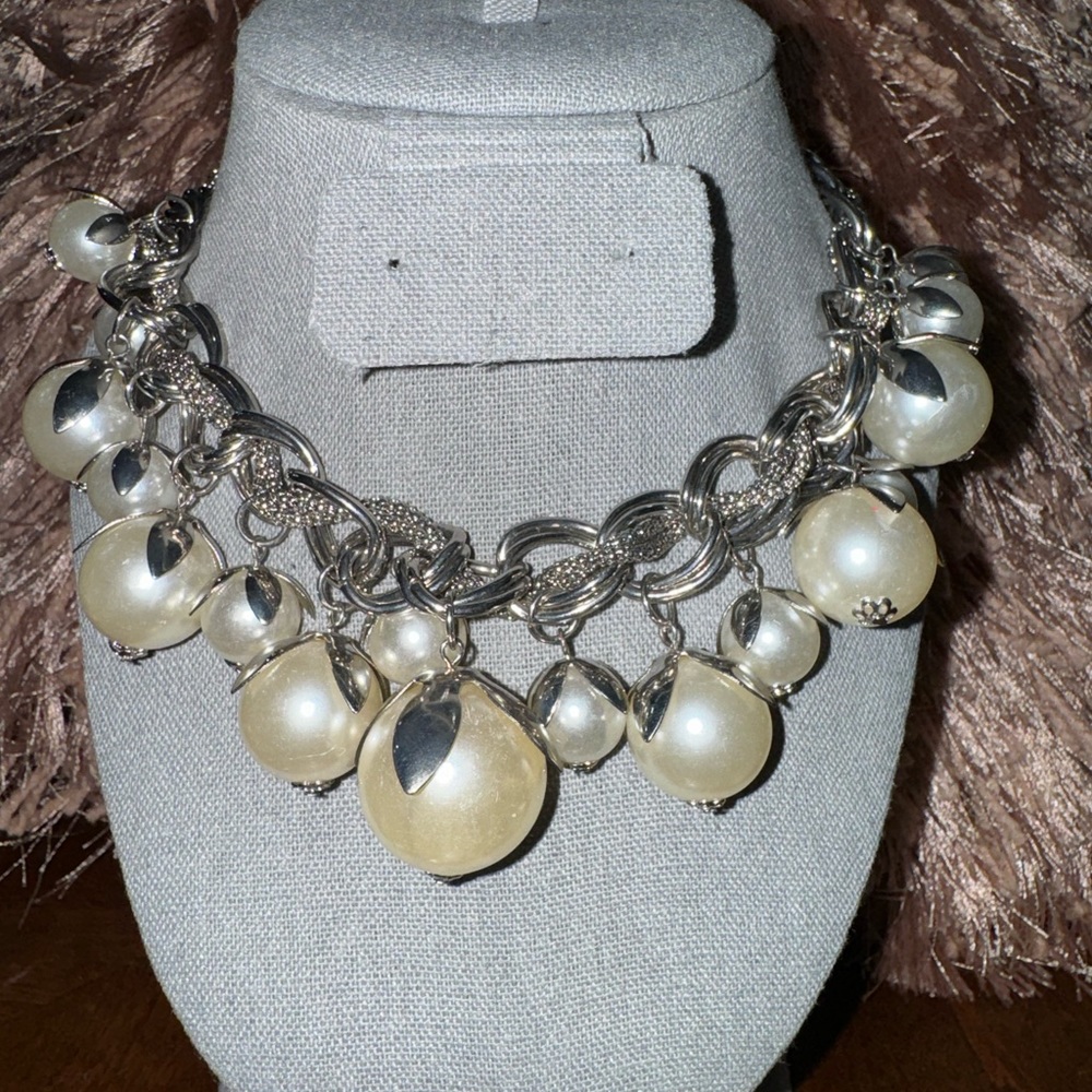 Choker with pendant earrings